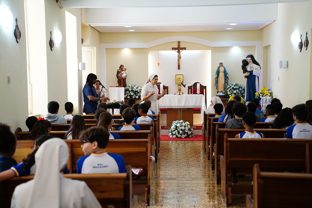 Comunidade escolar reunida na capela