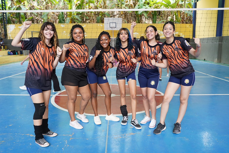 Estudantes na quadra de vôlei da escola