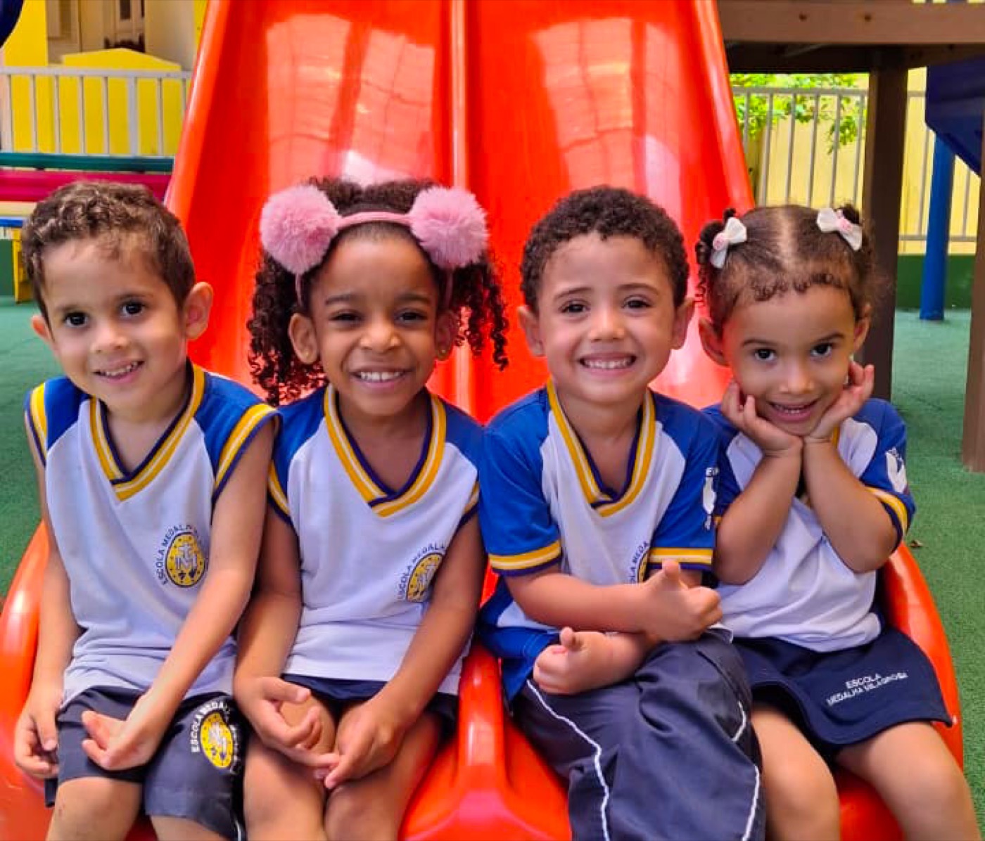 Crianças da Escola Medalha Milagrosa brincando juntas